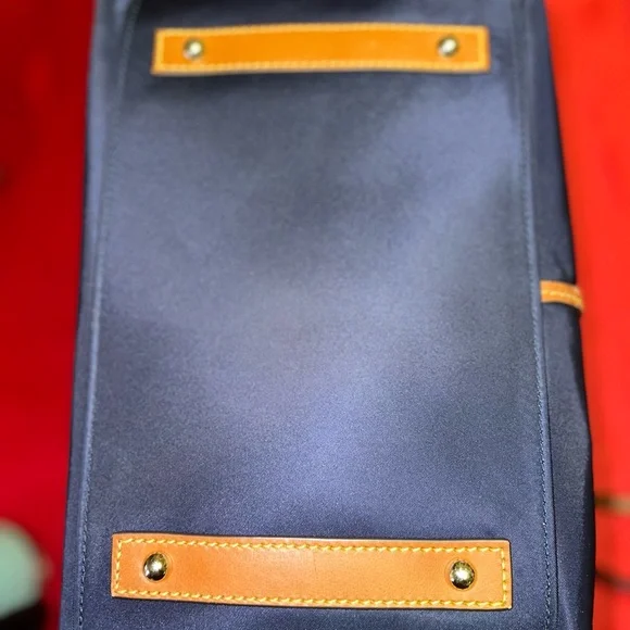 Dooney & Bourke bucket bag - Picture 3 of 8